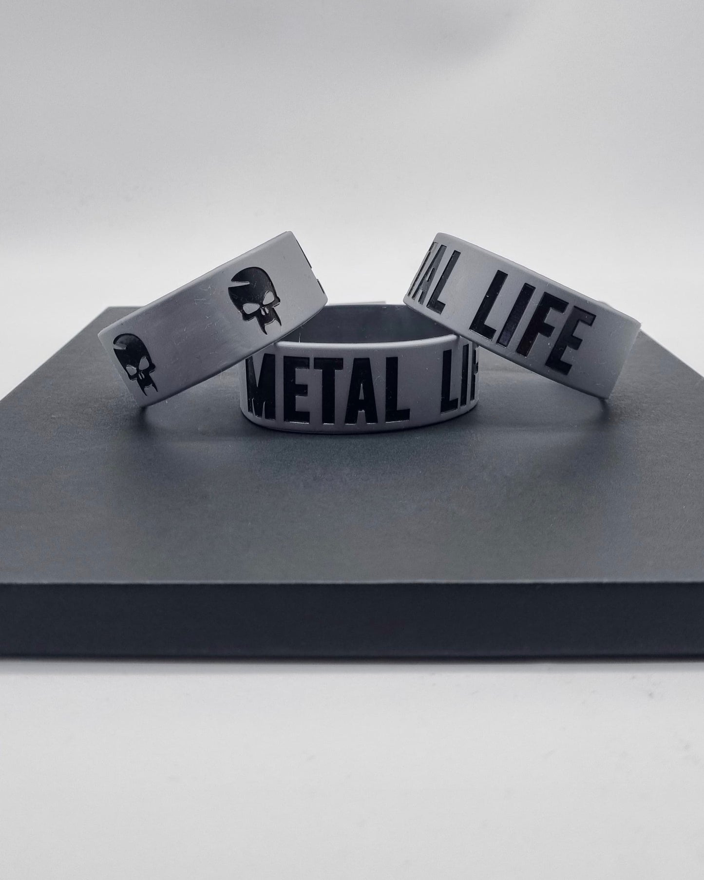 Pulsera Plateada de silicona Metal Life